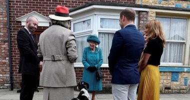 ملكة بريطانيا تزور فريق أطول مسلسل تلفزيونى فى التاريخ "كورونيشن ستريت" 