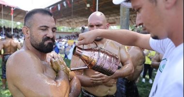 إقامة أقدم مهرجان لمصارعة النفط فى تركيا.. صور