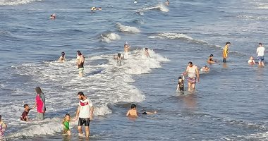 ارتفاع الأمواج يتسبب فى عزوف المواطنين عن شاطئ بورسعيد.. فيديو وصور