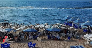 إقبال كبير على شواطئ الإسكندرية للاستمتاع بالمصيف.. فيديو وصور