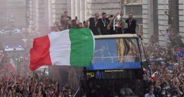 منتخب إيطاليا يحتفل بلقب يورو 2020 مع الجماهير فى شوارع روما.. فيديو وصور