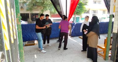 توافد طلاب الثانوية العامة على لجان مصر الجديدة لأداء امتحان الجغرافيا 
