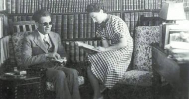 100 صورة عالمية.. طه حسين وزوجته سوزان فى المكتبة