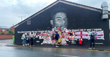 صورة مئات الإنجليز يدعمون راشفورد بوقفة احتجاجية بعد تعرضه للعنصرية.. صور