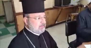 كاهن الكنيسة الأرثوذكسية بدمياط يشترى صك أضحية العيد.. فيديو