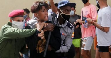 حرب شوارع فى كوبا.. المتظاهرون يردون على عنف الشرطة بـ"السلاح الأبيض"