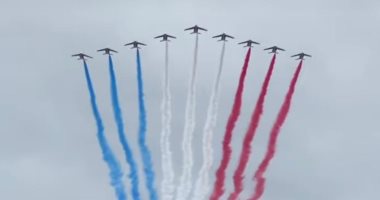 الطائرات الفرنسية تزين سماء باريس بالعلم الوطنى فى يوم الباستيل.. فيديو