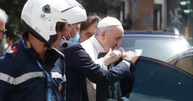 بابا الفاتيكان يغادر المستشفى بعد إجراء عملية جراحية لإزالة نصف القولون.. صور