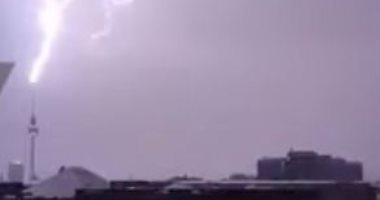 لحظة ضرب صاعقة برق أعلى برج التلفزيون الألمانى فى برلين.. فيديو