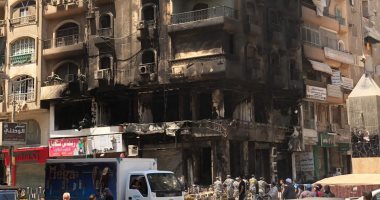 بث مباشر.. آثار حريق هائل دمر 5 محلات داخل عقار بمنطقة الطالبية فى فيصل