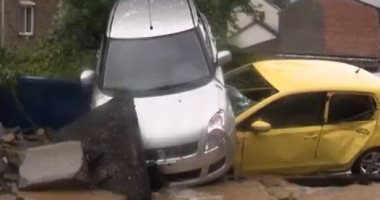 مياه الفيضانات تجرف السيارات في شوارع مقاطعة لييج البلجيكية.. فيديو