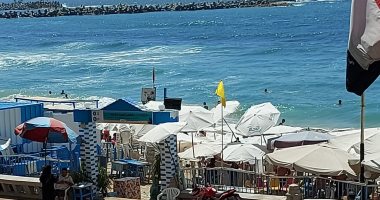 إقبال كبير على شواطئ الإسكندرية هربا من حراة الصيف.. فيديو وصور