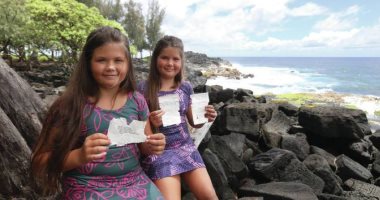 فتاة تعثر على رسالة في زجاجة في هاواي مرسلة من اليابان