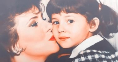 دنيا سمير غانم تمنح والدتها "بوسة" فى طفولتها: ربنا يشفيكى يا مامى يا حبيبتى