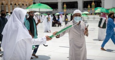 مظلتك بين يديك.. توزيع 12 ألف مظلة على زوار الحرم المكى قبل موسم الحج.. صور