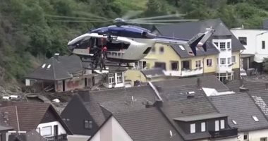 هليكوبتر تنقذ السكان بالحبال من أسطح منازلهم بسبب فيضانات ألمانيا.. فيديو وصور