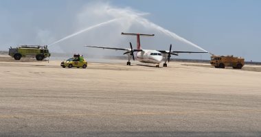 مطار بورسعيد يستقبل أول رحلة طيران داخلية بتقليد رش المياه