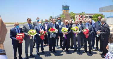 محافظ بورسعيد يستقبل أول رحلة قادمة من القاهرة بمطار بورسعيد.. فيديو وصور