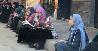 الأمهات يفترشن الرصيف أمام لجان الثانوية العامة ويقرأن القرآن.. صور