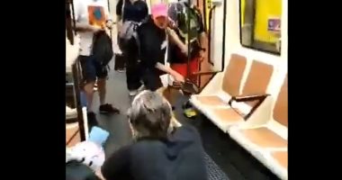 شاب أسبانى يعتدى عل ممرض فى مترو مدريد طلب منه ارتداء الكمامة.. فيديو