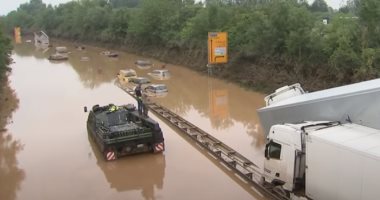 مدرعات الجيش الألماني تشارك في سحب السيارات الغارقة في الفيضانات.. فيديو