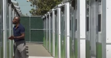 أمريكيون يجهزون بيوت صغيرة لإيواء المشردين في لوس انجلوس.. فيديو