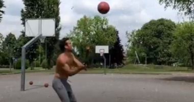شاب أمريكى يسجل أهداف كرة السلة من مسافات بعيدة بطريقة مذهلة.. فيديو وصور
