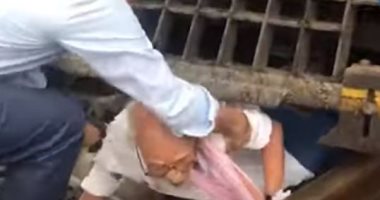 بسبع أرواح.. عجوز هندى ينجو من الموت دهسا تحت القطار بأعجوبة.. فيديو