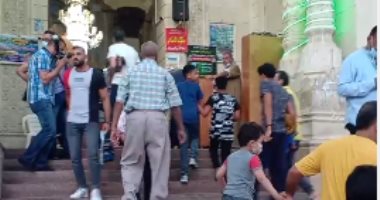 توافد المصلين على مسجد أبو العباس بالإسكندرية.. لايف