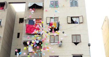 إلقاء مئات "البالونات" من أسطح المنازل احتفالا بالعيد في بورسعيد.. صور وفيديو