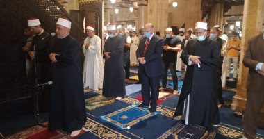 محافظ القاهرة يؤدى صلاة العيد بالجامع الأزهر