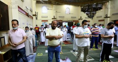 المصلون يؤدون صلاة العيد بمسجد مصطفى محمود في المهندسين