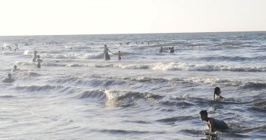 المياه تعود لطبيعتها بشاطئ المناخ فى بورسعيد وبدء اختفاء البقعة الزيتية.. فيديو