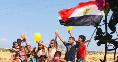 يد تحمل علم مصر وأخرى بالونات العيد.. أشهر لقطة احتفال بالعيد لأطفال قرية الظهير بسيناء