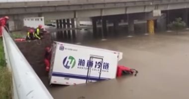 مشاهد جديدة من غرق عربات المترو والحافلات فى الصين بسبب الفيضانات.. فيديو وصور