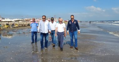 محافظ بورسعيد يعلن الانتهاء من إزالة آثار البقعة الزيتية على الشاطىء