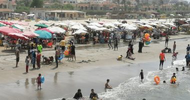 رياح شديدة وارتفاع للأمواج.. توافد الآلاف على شواطئ بورسعيد رابع أيام العيد.. لايف