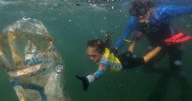 نينا جوميز .. أصغر محاربة للنفايات البلاستيكية بشواطئ ريو دي جانيرو .. فيديو