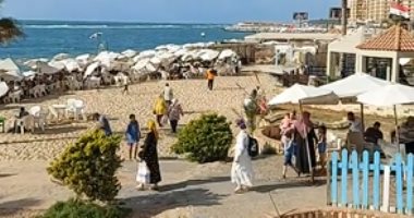 زحام كبير على شواطئ الإسكندرية تزامنًا مع التحذيرات من النزول إلى البحر.. فيديو