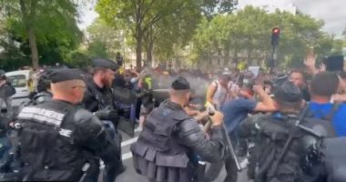 الشرطة الفرنسية تطلق الغاز المسيل للدموع خلال احتجاجات ضد قيود كورونا.. فيديو