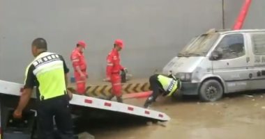 لقطات لسحب فرق الطوارئ سيارات عالقة فى أنفاق بسبب فيضانات الصين.. فيديو