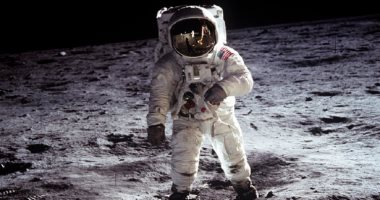 هل هذا ما رآه باز ألدرين على القمر؟.. فنان "يفكك" صورة من مهمة أبولو 11 