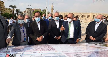 رئيس الوزراء يتابع أعمال تطوير الساحة المحيطة بمسجد عمرو بن العاص.. صور