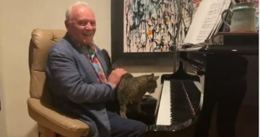 أنتونى هوبكنز يمارس هوايته فى العزف على البيانو مع قطته.. فيديو وصور