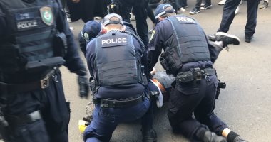 أوبزرفر: الشرطة الأسترالية تفرض غرامات وتوجه اتهامات للمتظاهرين ضد الإغلاق
