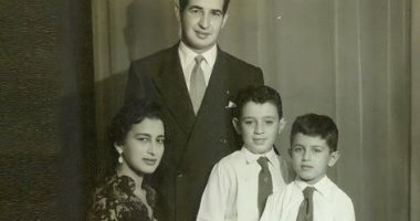إحسان عبد القدوس في صورة نادرة مع زوجته وأولاده من دولاب الذكريات