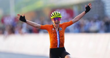 متسابقة هولندية ترفع يدها بالخطأ اعتقادا بفوزها بذهبية فى الأولمبياد