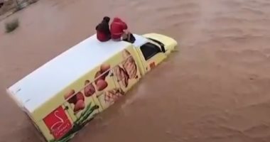 طائرة هليكوبتر تنقذ سائقا ورفيقه من حافلة غرقت وسط فيضانات أريزونا.. فيديو