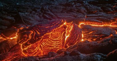 مصور عمانى يخوض تجربة خطيرة لتصوير الحمم البركانية فى جزيرة هاواى.. صور