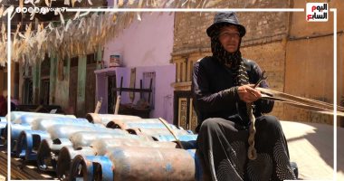 الشقيانين فى سن الـ50.. شاهد حكاية أم شيماء مع بيع أنابيب الغاز لرعاية أبنائها الـ6